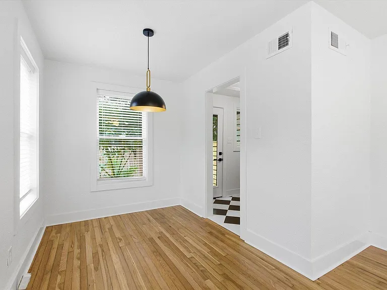 421 E Jennings St — Photo 13
