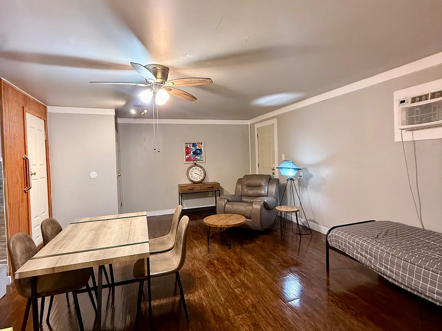 Studio, 400 sqft, $1,200 — Photo 1