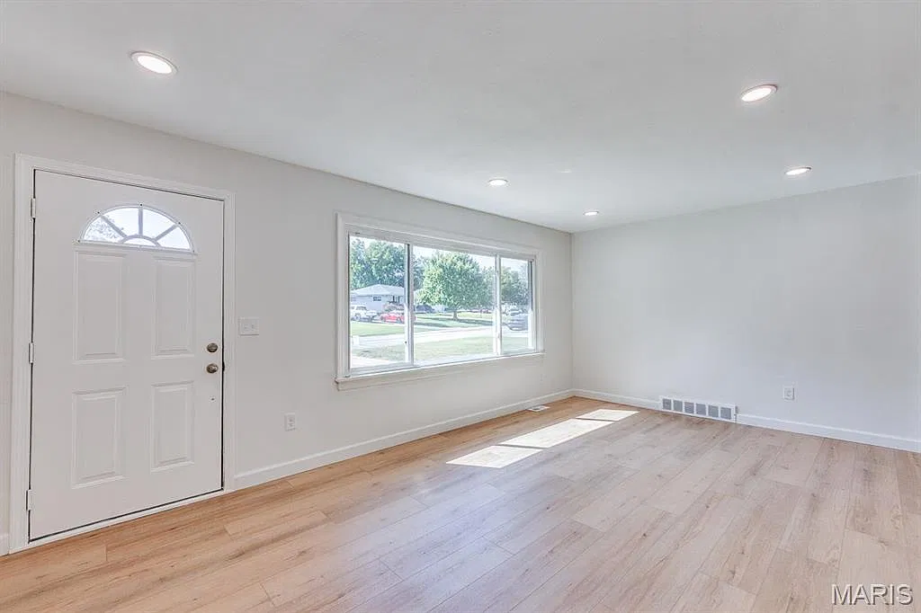4 bed, 2.0 bath, 1637 sqft, $3,000 — Photo 4