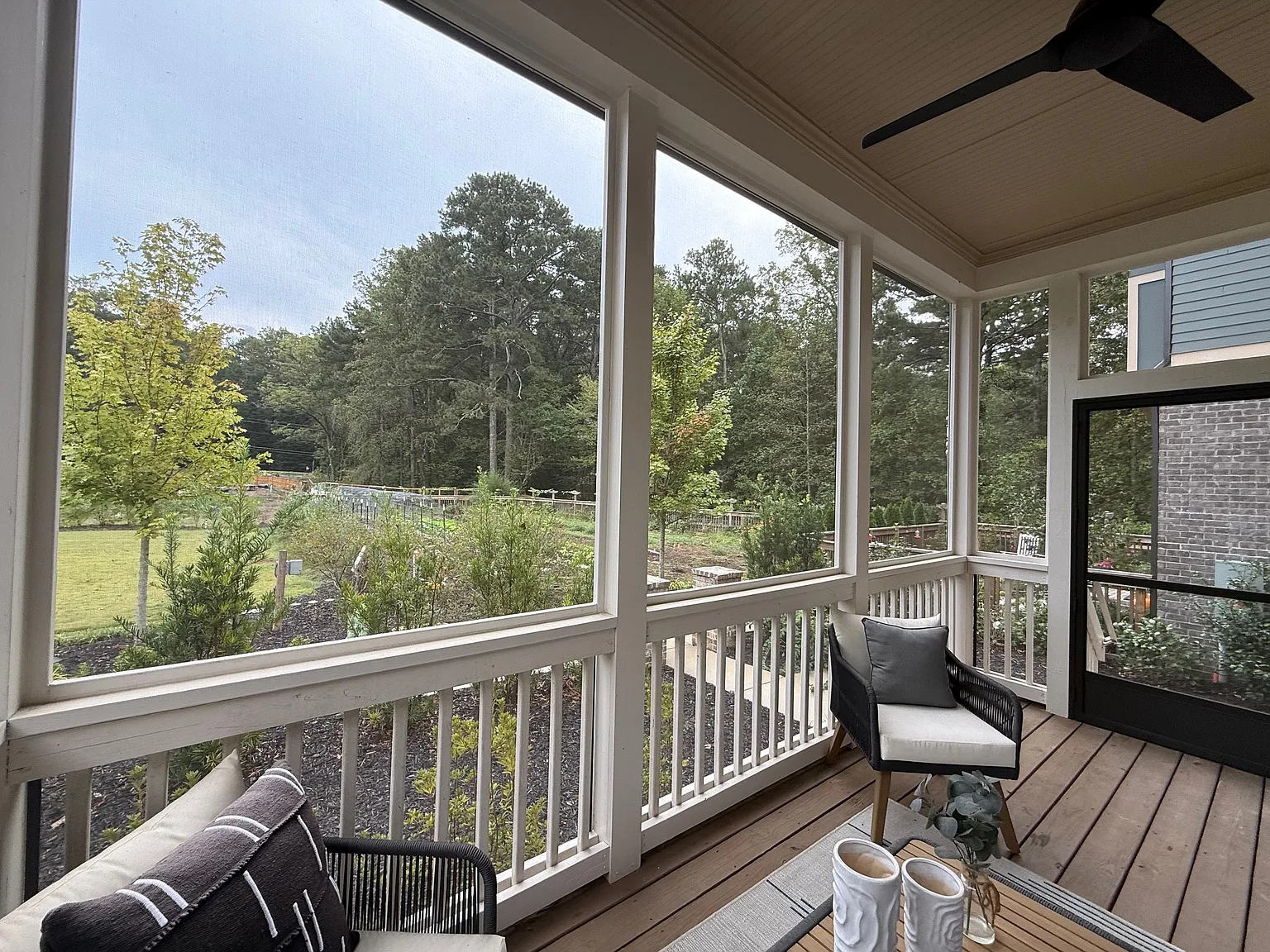 5 bed, 2800 sqft, $4,990 — Photo 2