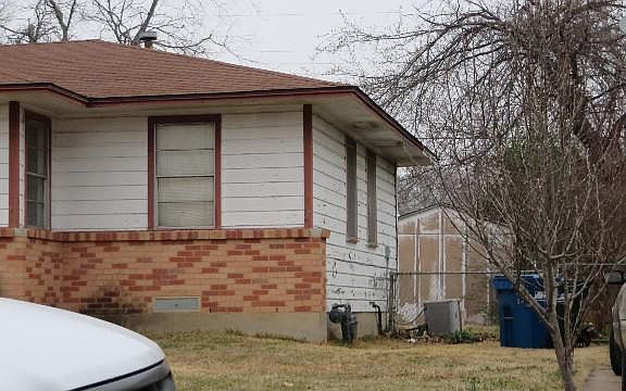 2nd image of 223 River Oaks Dr