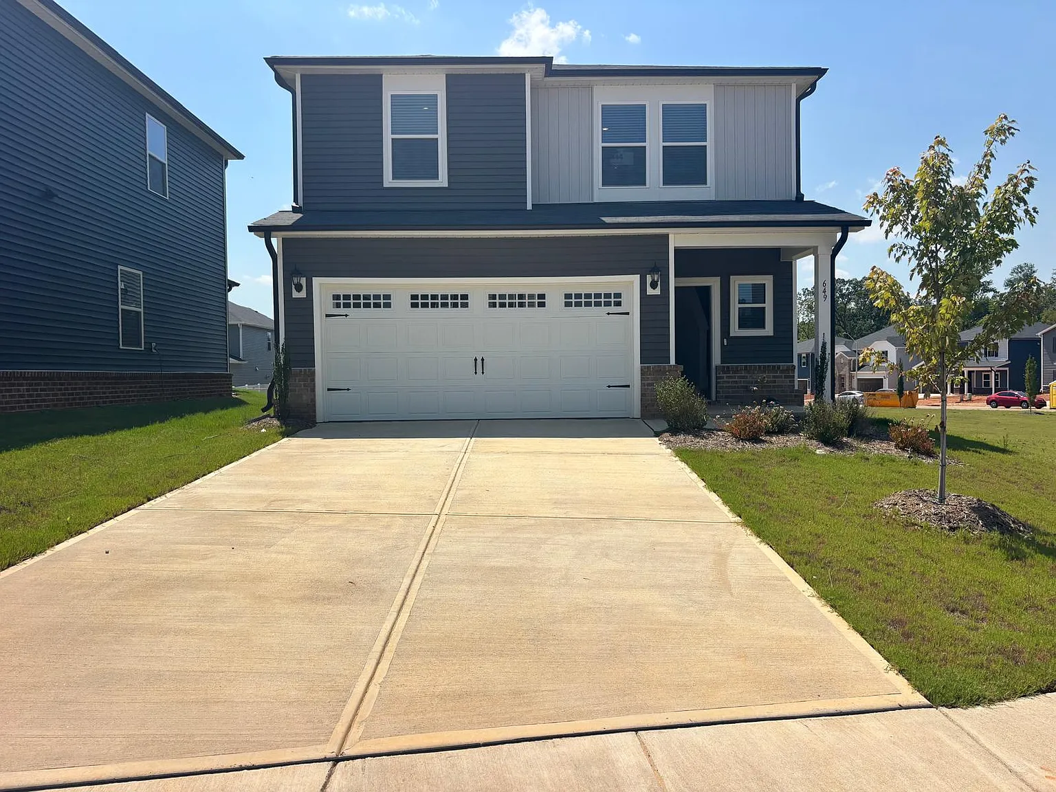 5 bed, 2352 sqft, $2,400 — Photo 2