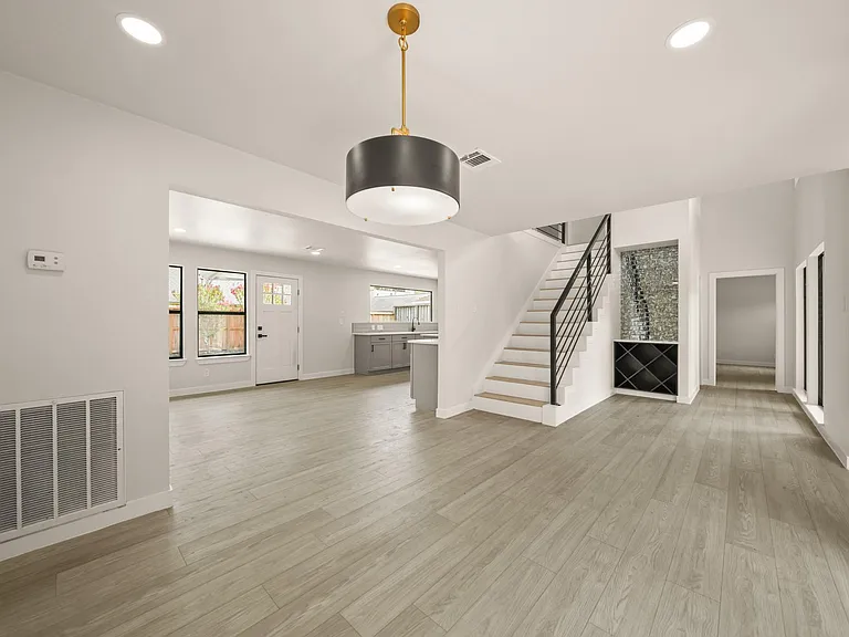 3010 Manila Ln — Photo 6