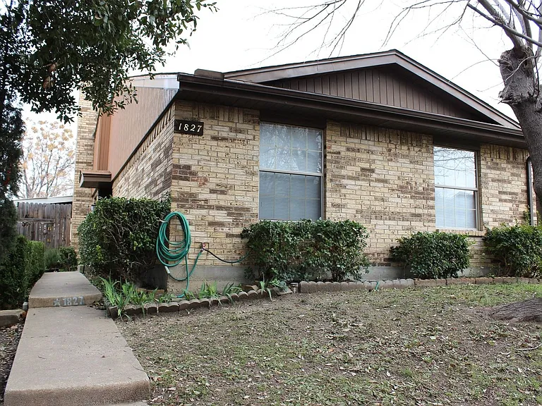 1827 Abshire Ln — Photo 1