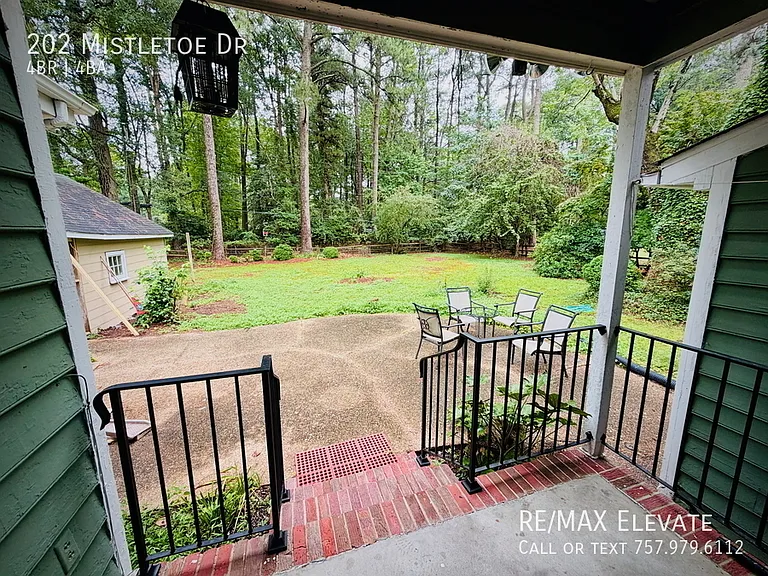 202 Mistletoe Dr — Photo 3