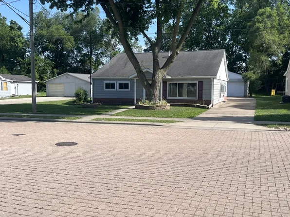 113 4th St, Carbon Cliff, IL 61239