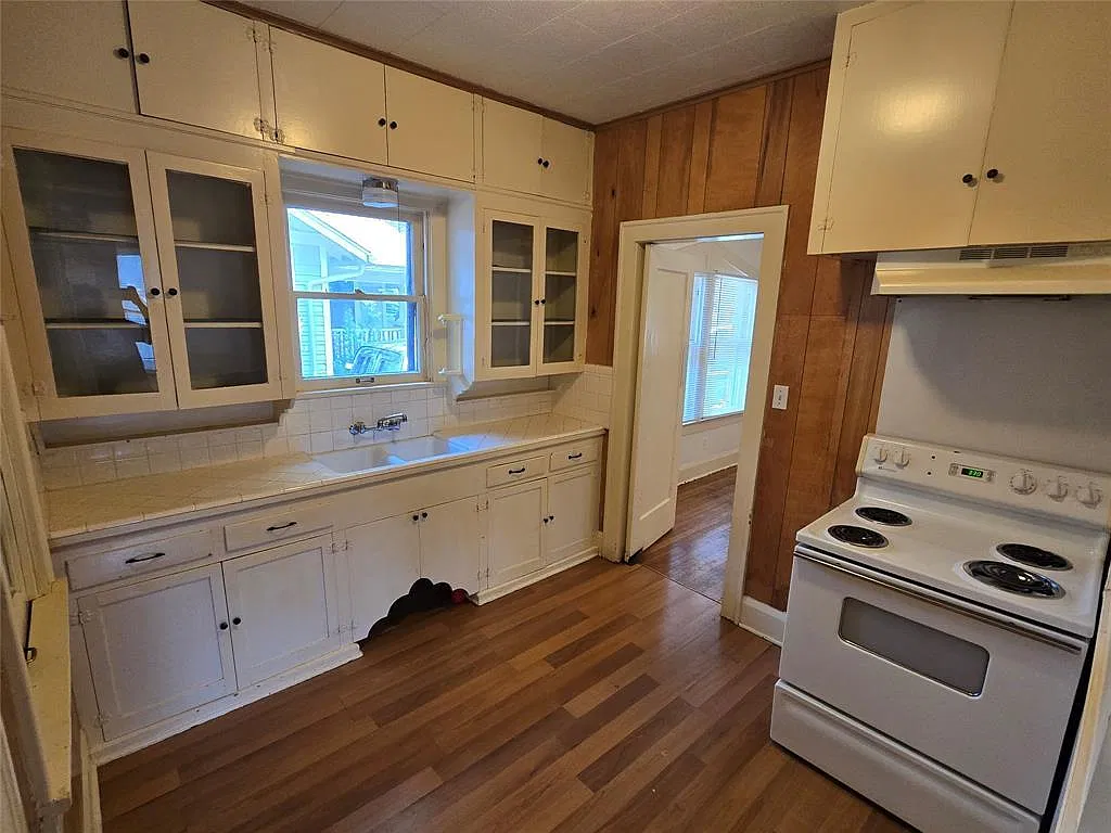 3 bed, 1.0 bath, 1121 sqft, $2,900 — Photo 3