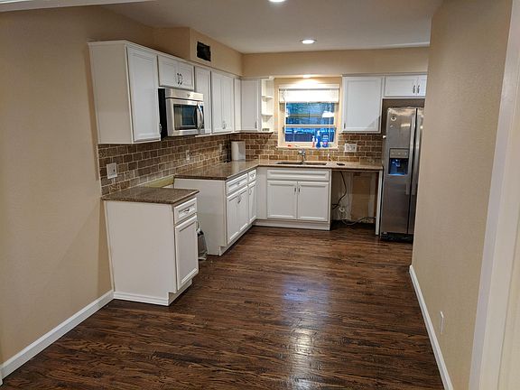 3rd image of 851 Brookhurst Dr