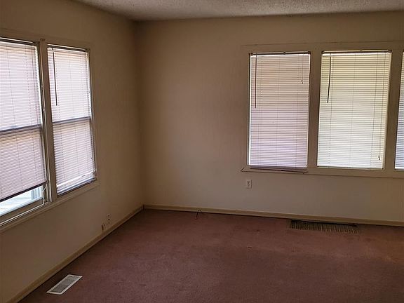 3rd image of 1311 Farrell Ln