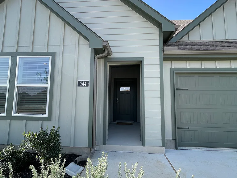 744 Sweet Pea Dr — Photo 3