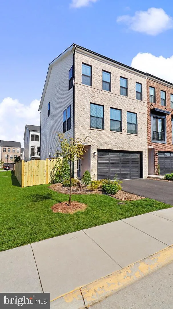 3 bed, 4.0 bath, 2800 sqft, $3,800 — Photo 3
