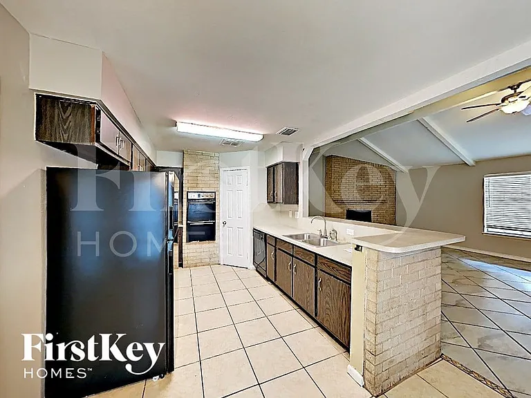 6610 Rowell Ct — Photo 5
