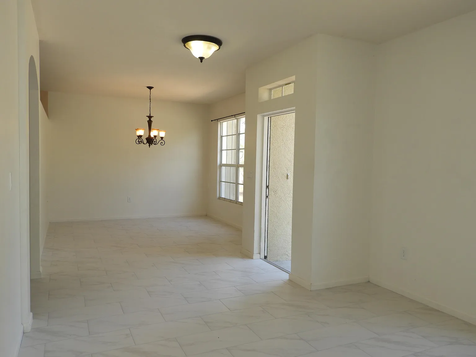 3 bed, 2.0 bath, 1808 sqft, $1,795 — Photo 3