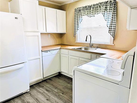4th image of 209 Middle St
