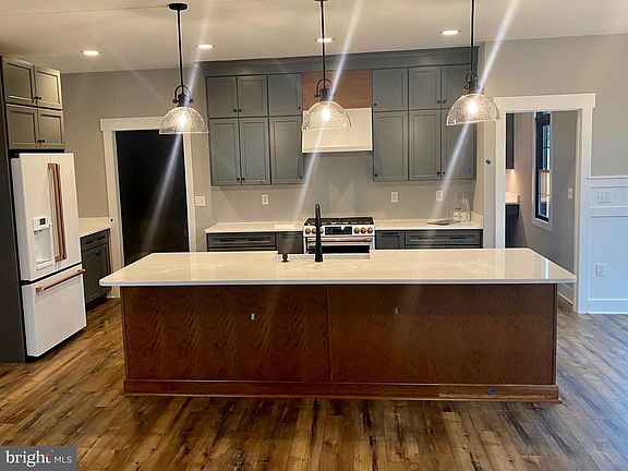 3rd image of River Ridge Dr