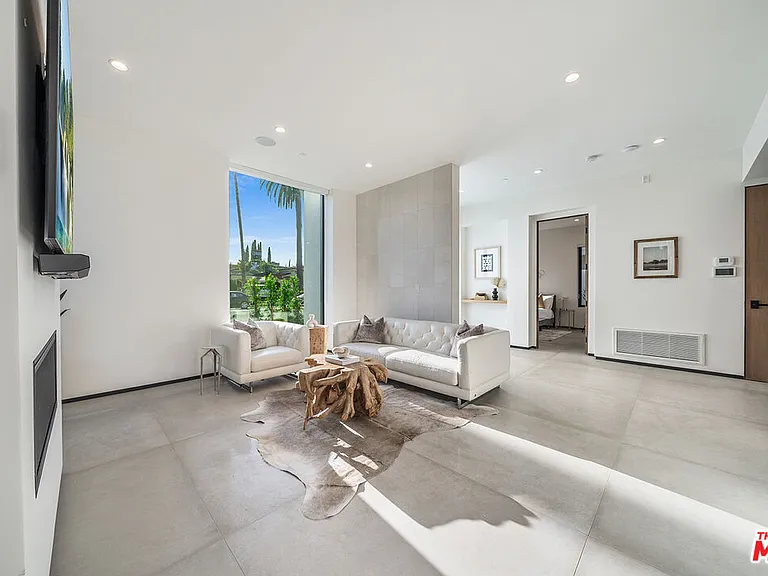 200 N Doheny Dr — Photo 25