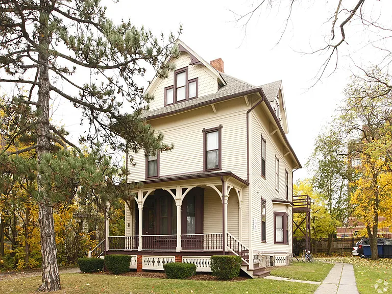 114 N Division St — Photo 1