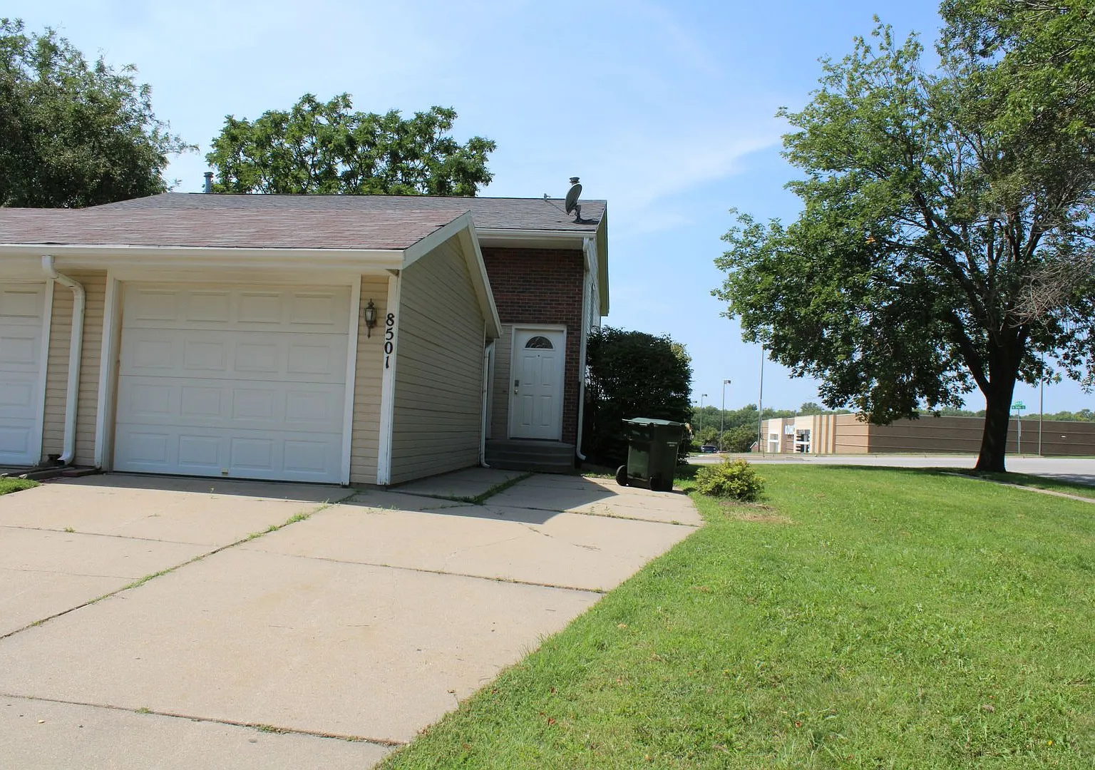 Charming townhouse near SE community College in East Lincoln — Photo 1