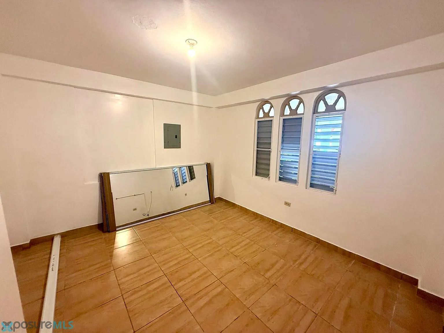 3 bed, 1.0 bath, 300 sqft, $1,000 — Photo 3