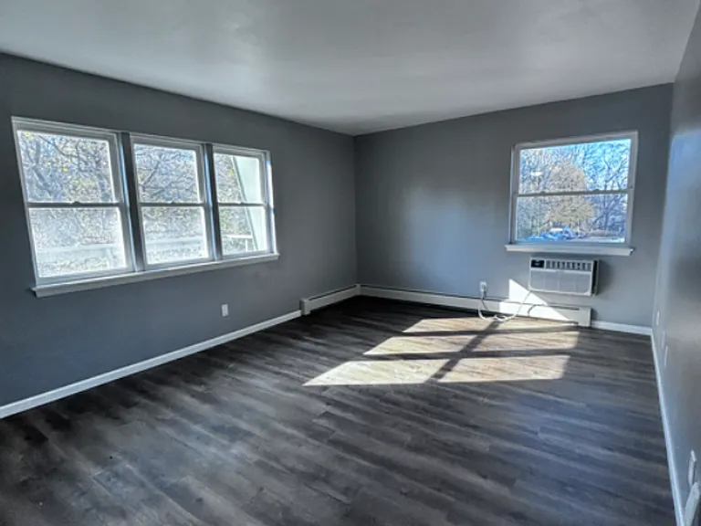 1005 S East St — Photo 3