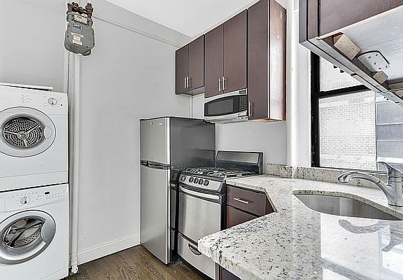 2nd image of 210 W 88th St APT 4W