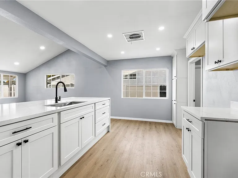 5651 Radford Ave — Photo 10