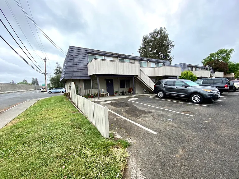 Solano Apartments — Photo 17