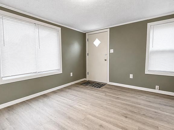 5th image of 565 Roosevelt St