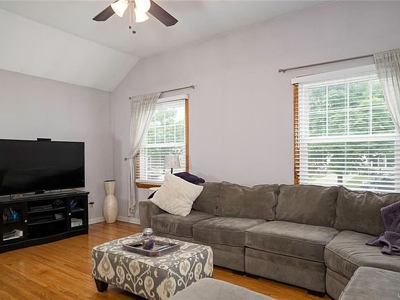 3rd image of 359 Tremont Ave