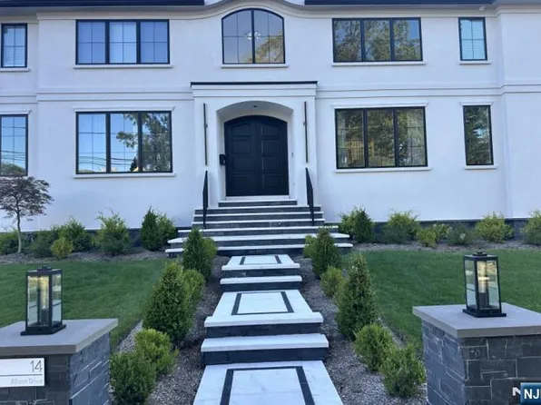 14 Allison Dr, Englewood Cliffs, NJ 07632