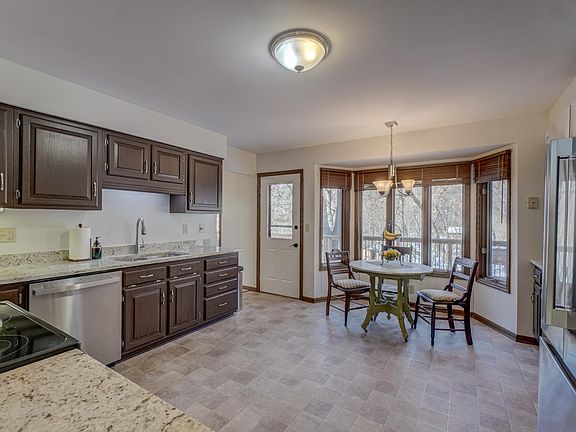 3rd image of 214 Woodridge Dr