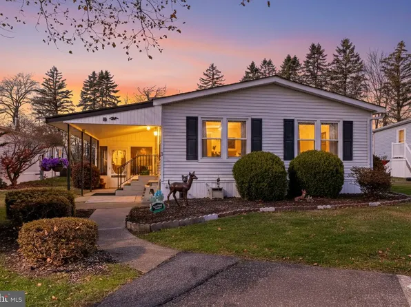 2 Hickory Hills Dr, Bath, PA 18014