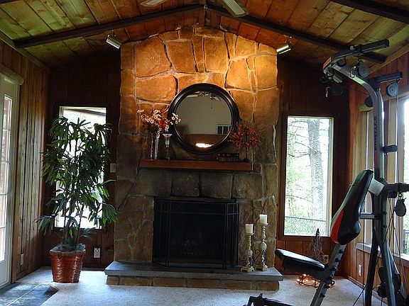 Sunroom w/ exit lg back deck