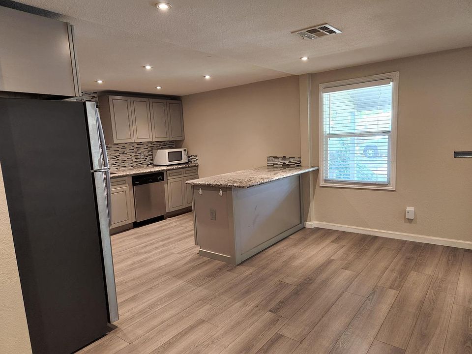 1st image of 2207 Oxford Way