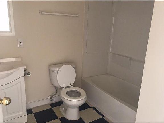 4th image of 320 W Grace St