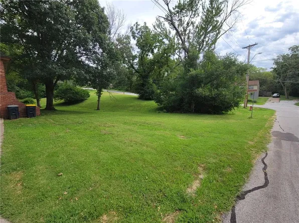 8132 E 74th St, Kansas City, MO 64133