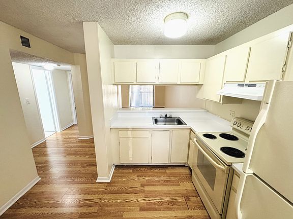 4th image of 4060 Lakeside Dr #4060