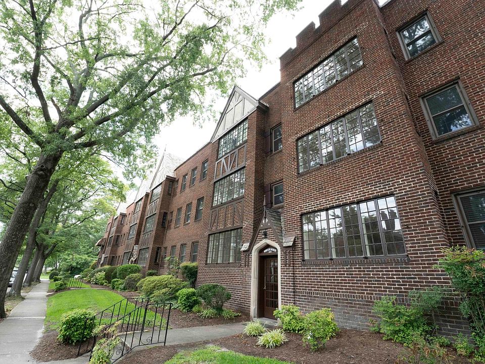 Front of Windsor Manor