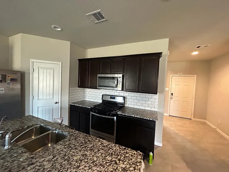 3207 Sumac Dr — Photo 6