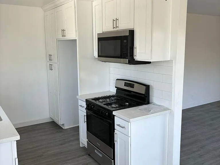 Canoga Variel Apartments- Canoga Park, CA — Photo 31