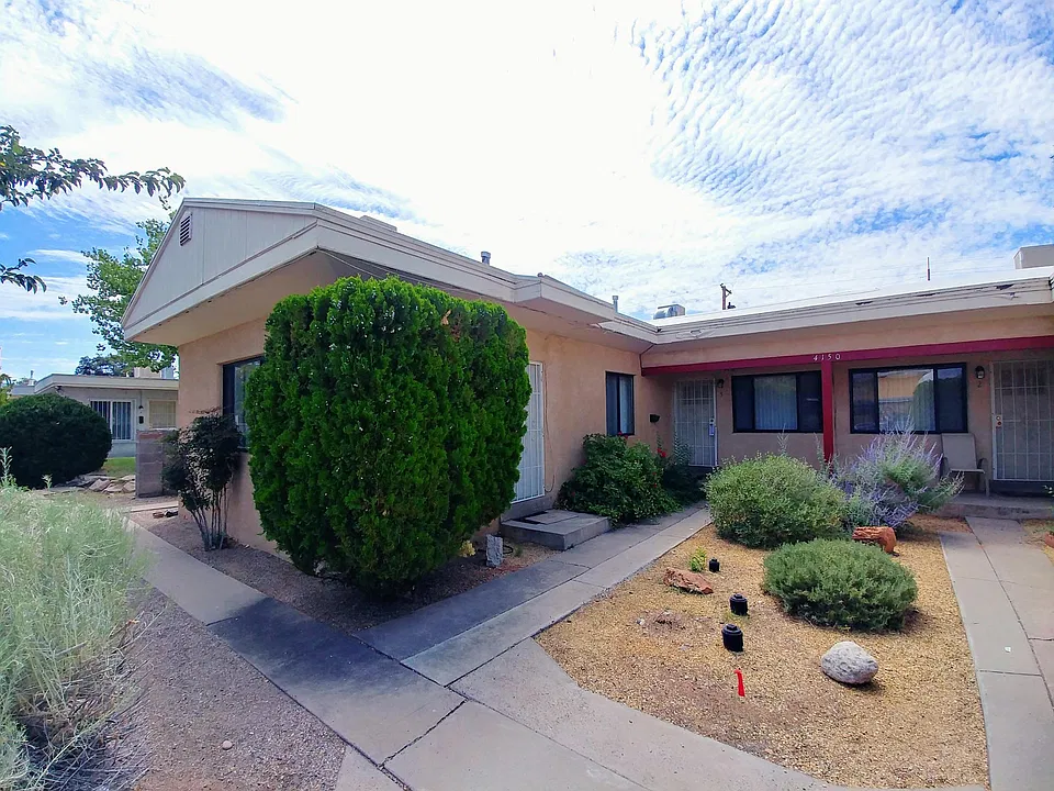 Nob Hill 1 Bedroom End Unit Apartment w/ Washer / Dryer & Garage!