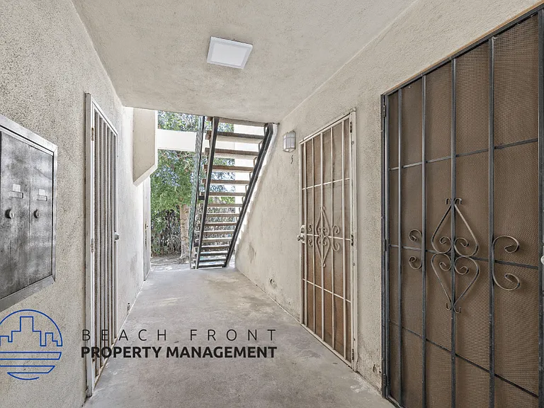 2135 Santa Fe Ave — Photo 9