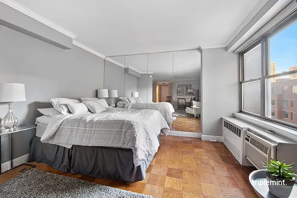 Sold by Triplemint | media 3