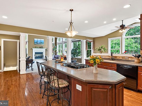 3rd image of 404 Maple Glen Cir