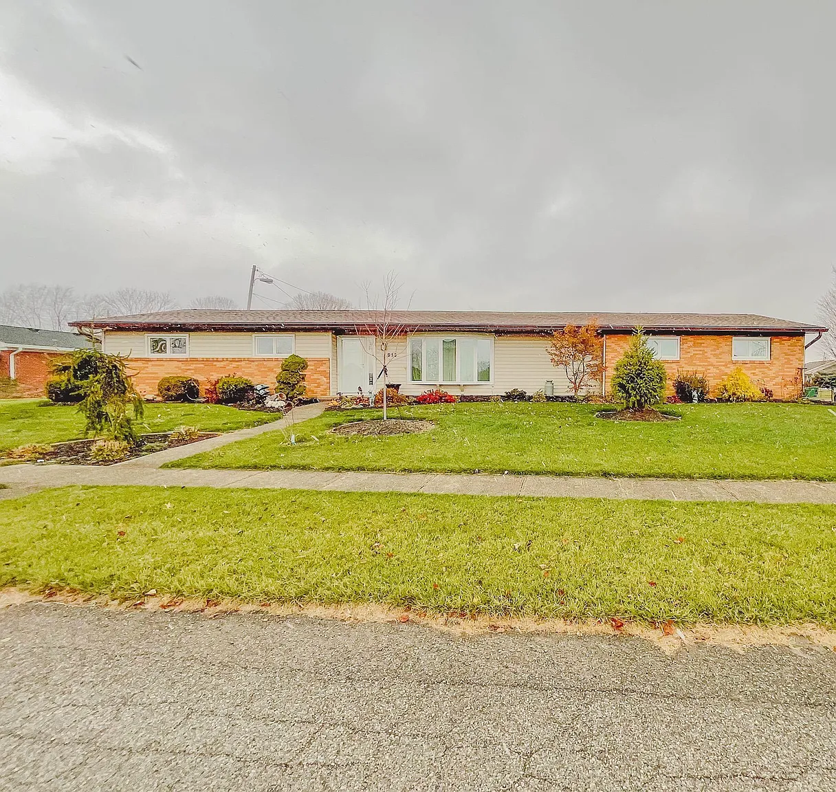 916 Eastcrest Dr photo 1