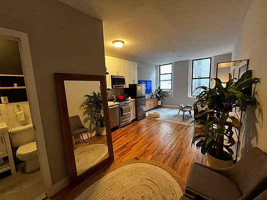 Rented by Salon Realty Corp | media 4