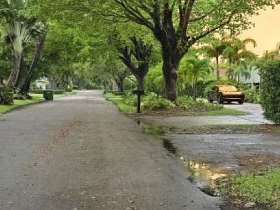 Exterior Neighborhood (street photo)