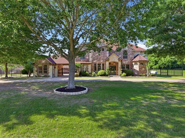 2056 Willow Bend Dr, Oak Leaf, TX 75154