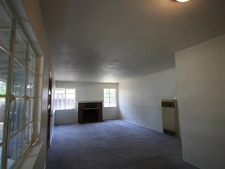 1025 E Saginaw Way — Photo 7