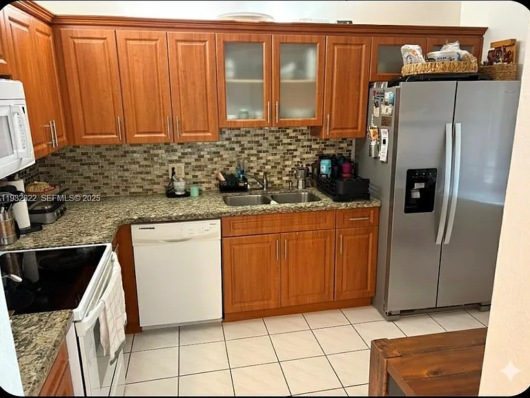 341 Lakeview Dr — Photo 2